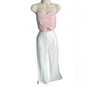 Short strapless crop top. The fit fits the body